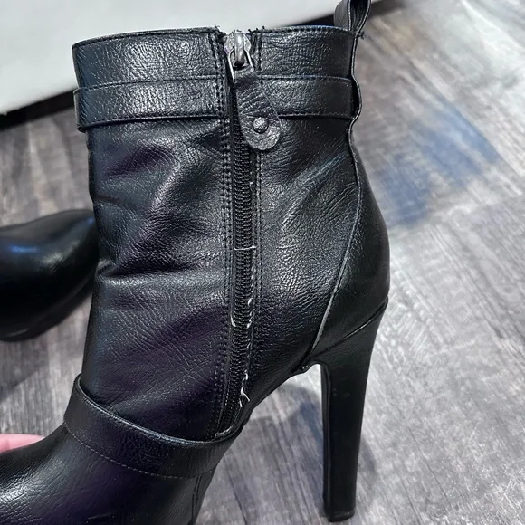 Vera Wang Black Heeled Boots - Picture 7 of 11